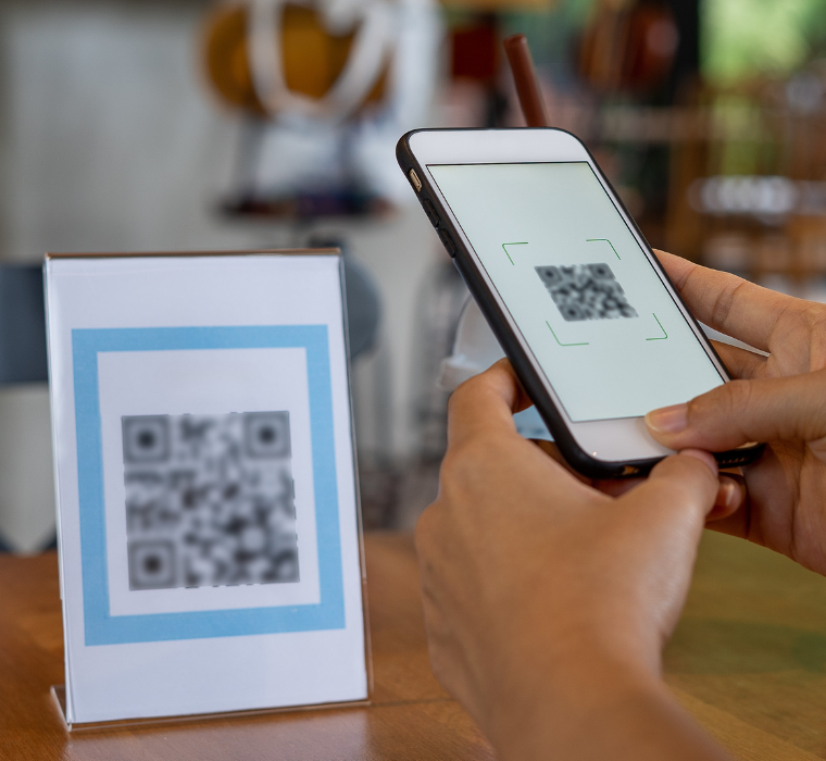 Une personne scanne un code QR avec leur téléphone