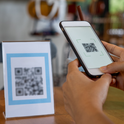 Une personne scanne un code QR avec leur téléphone