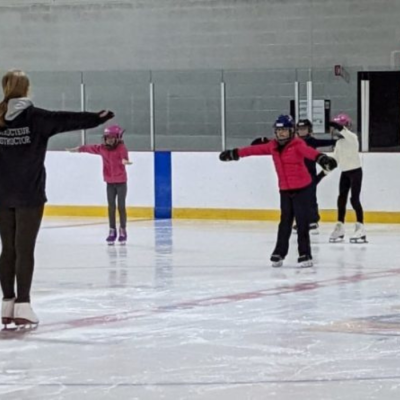 Des enfants qui jouent au hockey