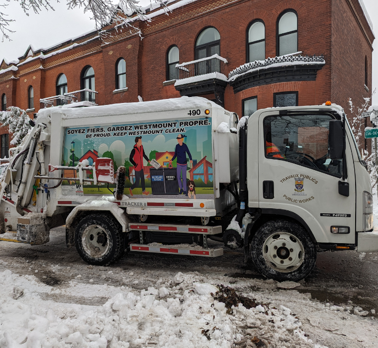 Camion de collectes sur une rue enneigée