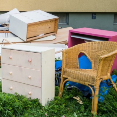 Des articles encombrants placés en bordure de rue pour collecte