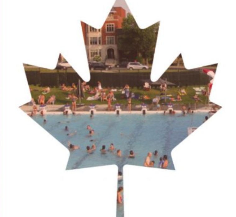 Des personnes dans une piscine dans une feuille d'érable