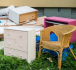 Des articles encombrants placés en bordure de rue pour collecte