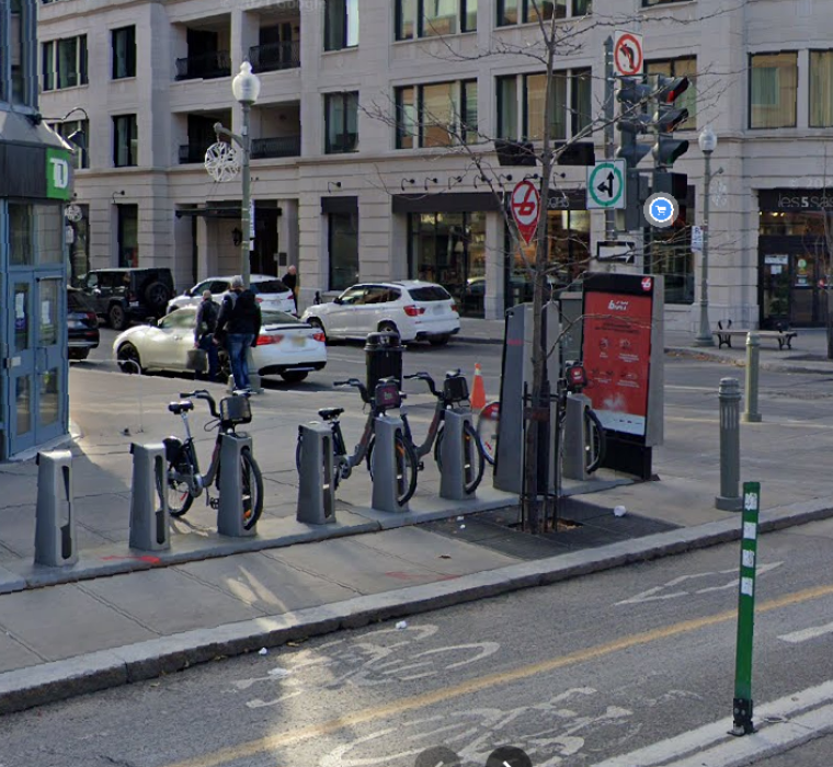 BIXI station near Greene Avenue