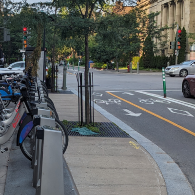 Photo d'une piste cyclable et vélo