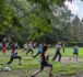 Des personnes participant à un cours de sport extérieur