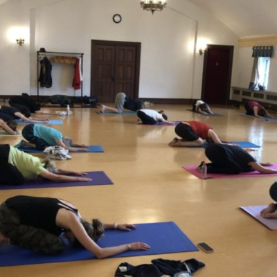 Image de gens qui pratiquent le yoga