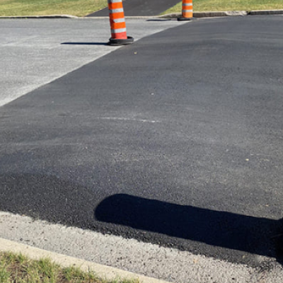 une zone de rue avec de l'asphalte neuve