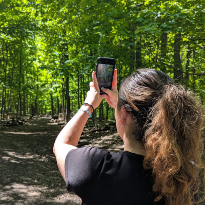 Une femme prend une photo du bois Summit