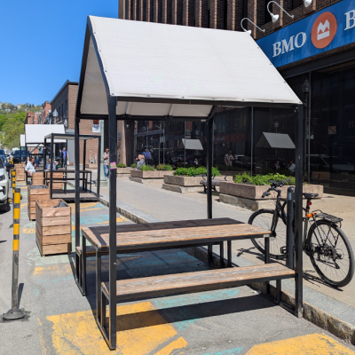 Une terrasse installée le long de l'avenue Greene