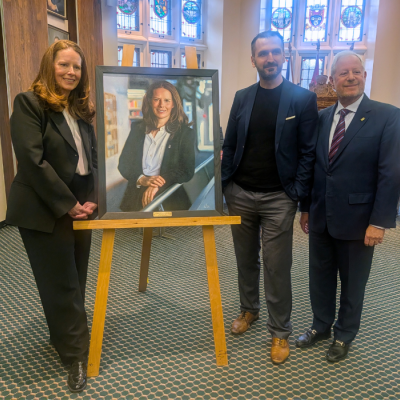 La mairesse Smith, son portrait officiel, l'artiste Alex Kasyan et le maire Stern