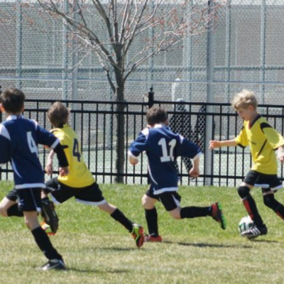 Enfants qui pratiquent un sport