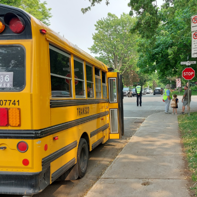 un autobus scolaire arrêté en zone de débarquement