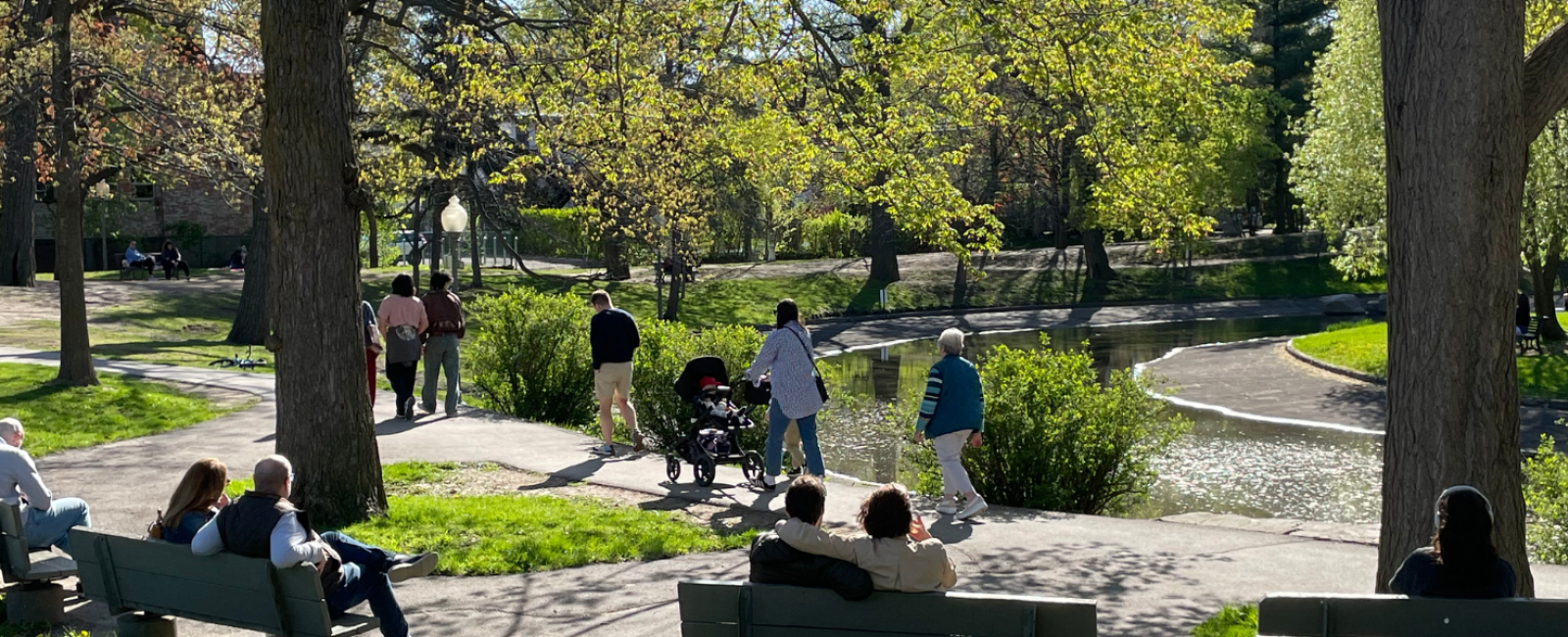 Des gens profitent du beau temps dans le parc Westmount près de l'étang