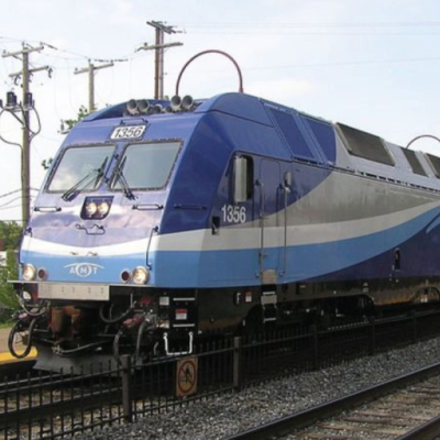 Un train de banlieue bleu