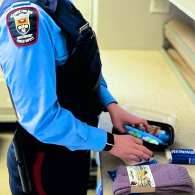 Un agent de la Sécurité publique prépare une trousse