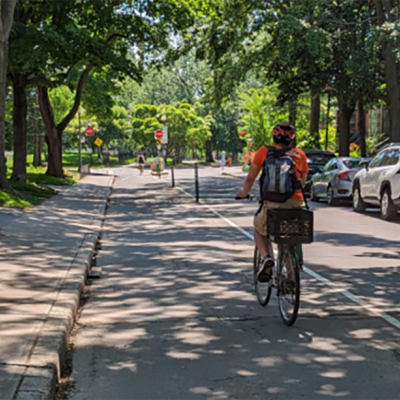 Une personne fait du vélo à Westmount