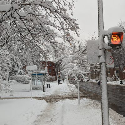 Un trottoir enneigé