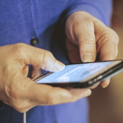 Un téléphone intéligent entre les mains d'une personne plus âgée