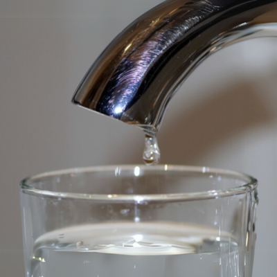 Eau du robinet qui coule dans un verre