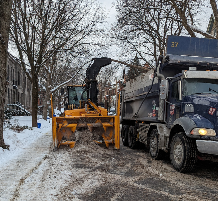 Une opération de chargement de la neige en cours