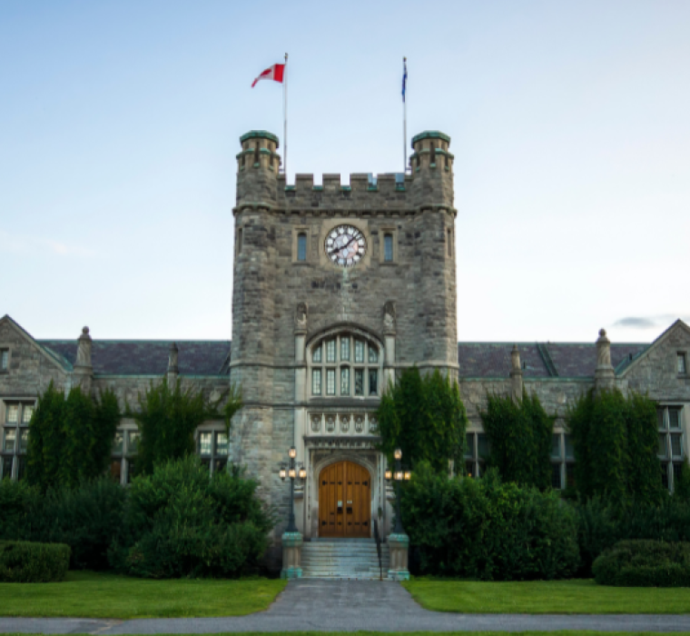 Hôtel de ville durant l'été avec les drapeaux