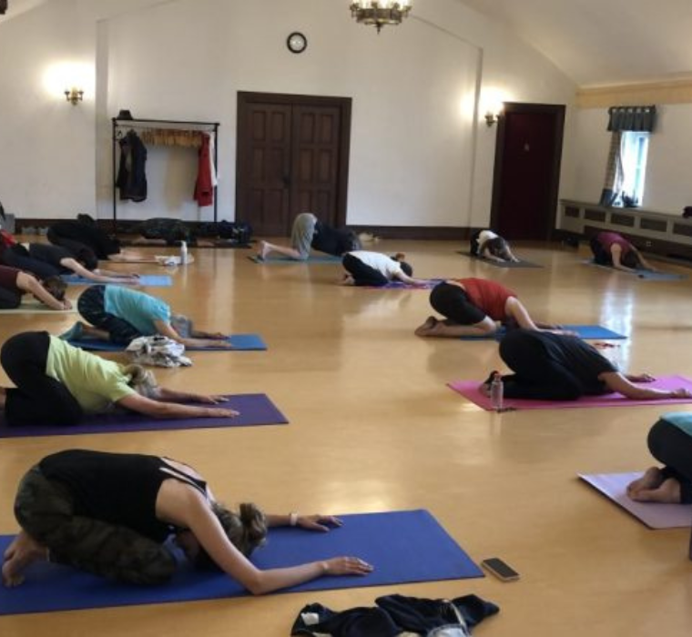 Image de gens qui pratiquent le yoga