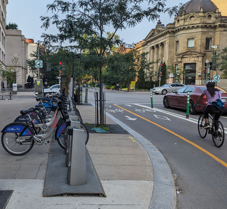 Vue d'une station Bixi le long de la piste cyclable à Westmount