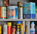 Étagères pleines de produits domestiques dangereux