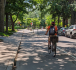 Un cycliste sur la piste cyclable